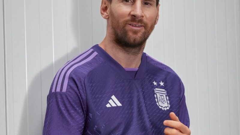 Argentina presentó su camiseta alternativa de color violeta para el Mundial Qatar 2022,