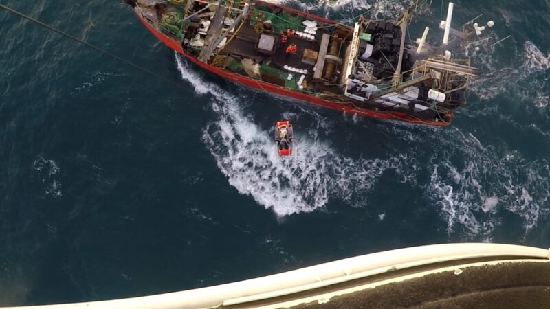 Evacúan de urgencia a un tripulante enfermo de un barco en el mar argentino