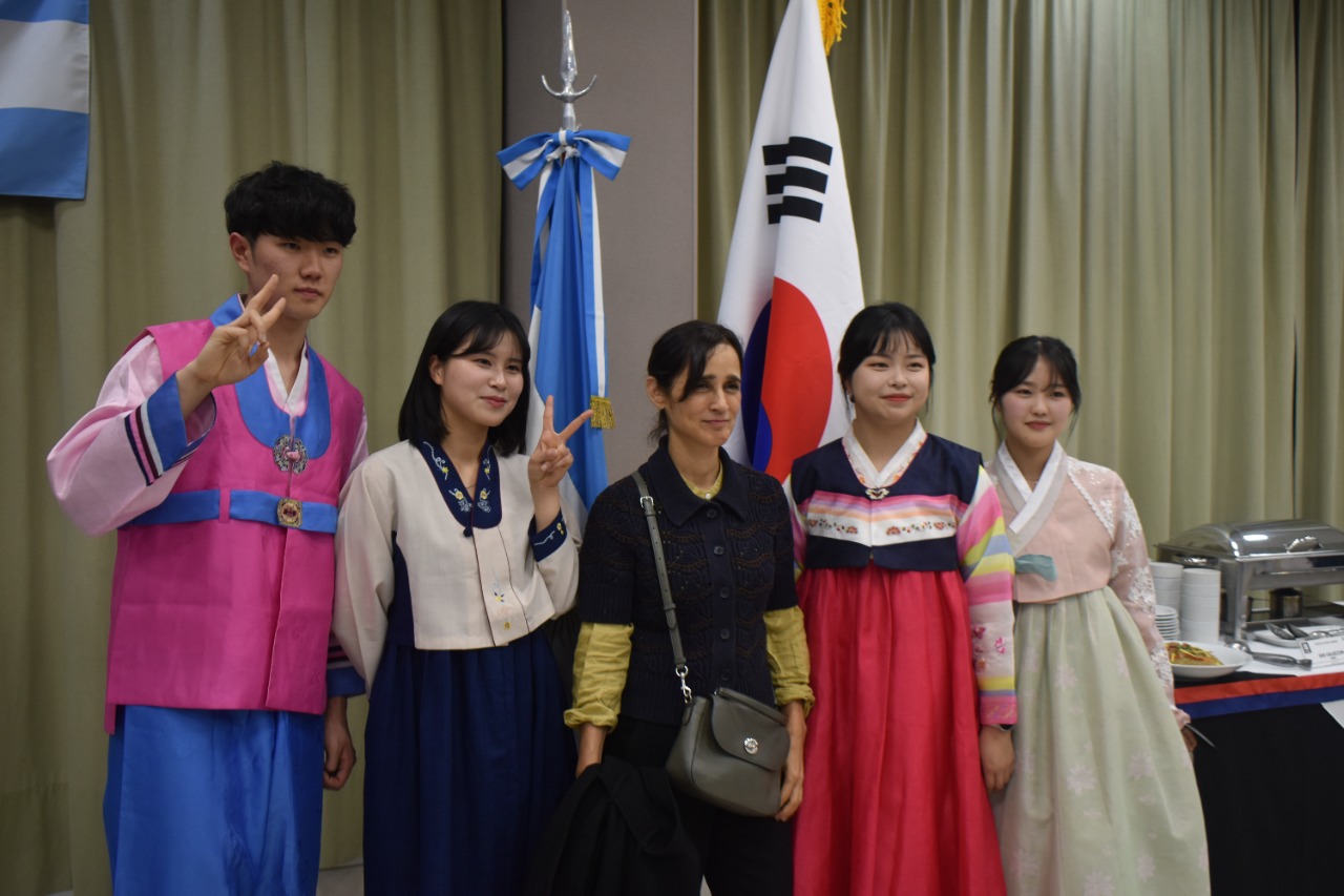 El Sindicato de Pasteleros y la embajada de Corea del Sur intercambiaron culturas en un evento con la participación de la cantante Julieta Venegas