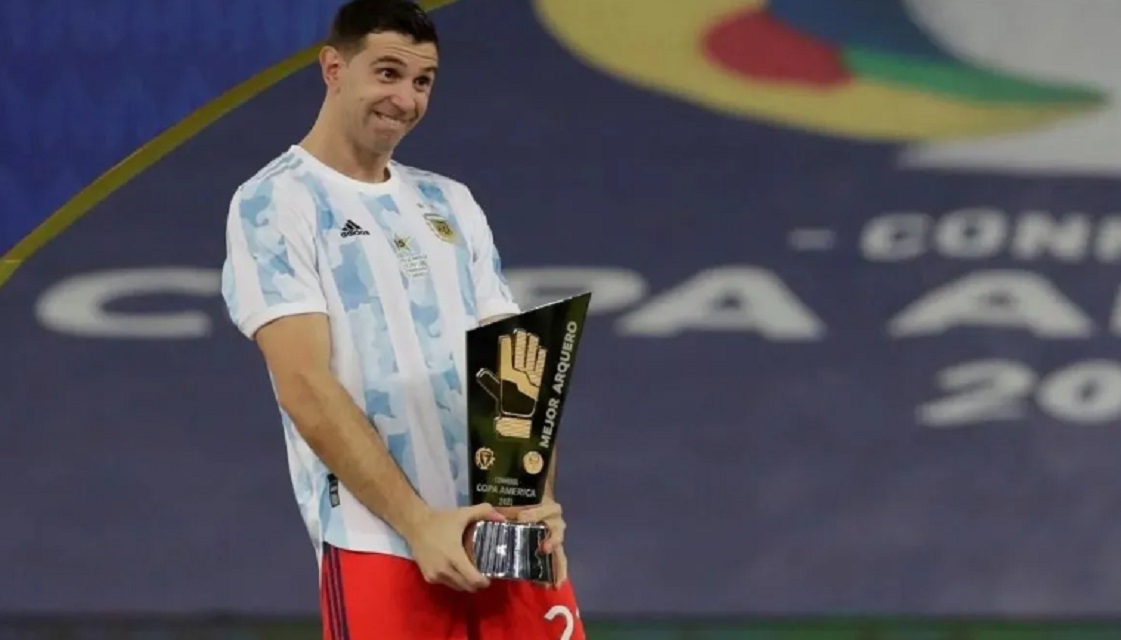 «Dibu» Martínez entre los diez arqueros más caros del fútbol mundial