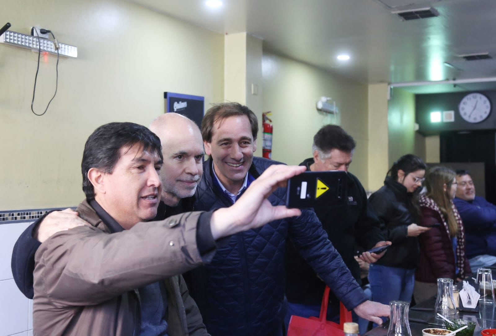 Garro y Larreta recorrieron el centro comercial de La Plata y dialogaron con vecinos y comerciantes