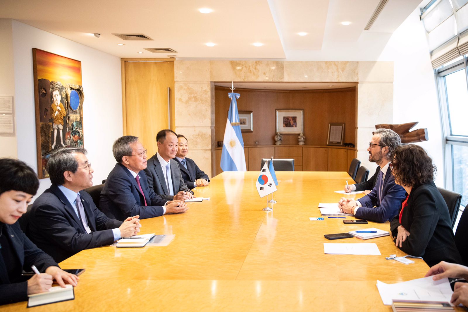Litio: Cafiero se reunió con el presidente de POSCO por inversión de 4.000 millones de dólares en la Argentina