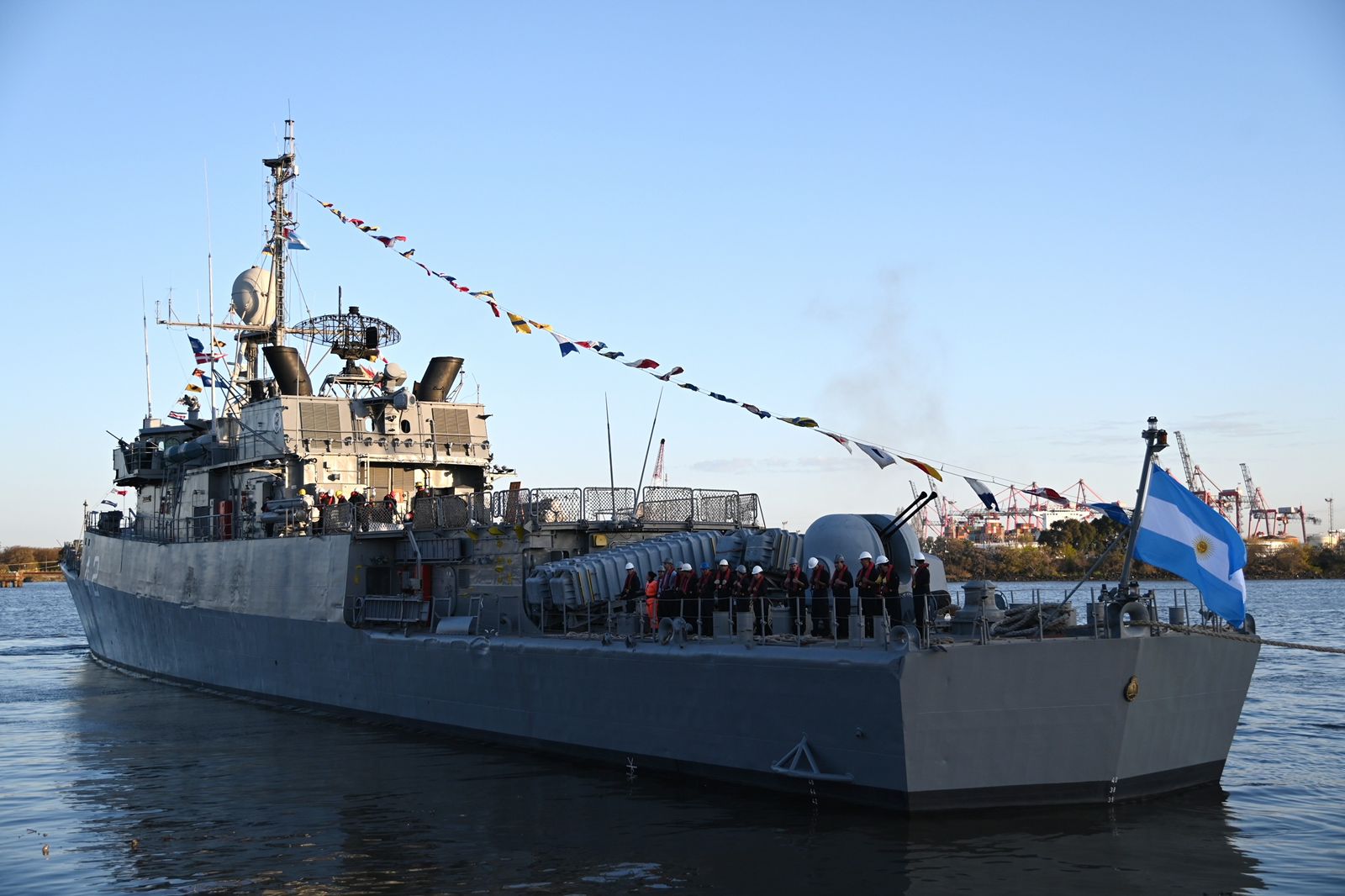 La Armada recibió dos buques reparados y modernizados en Tandanor