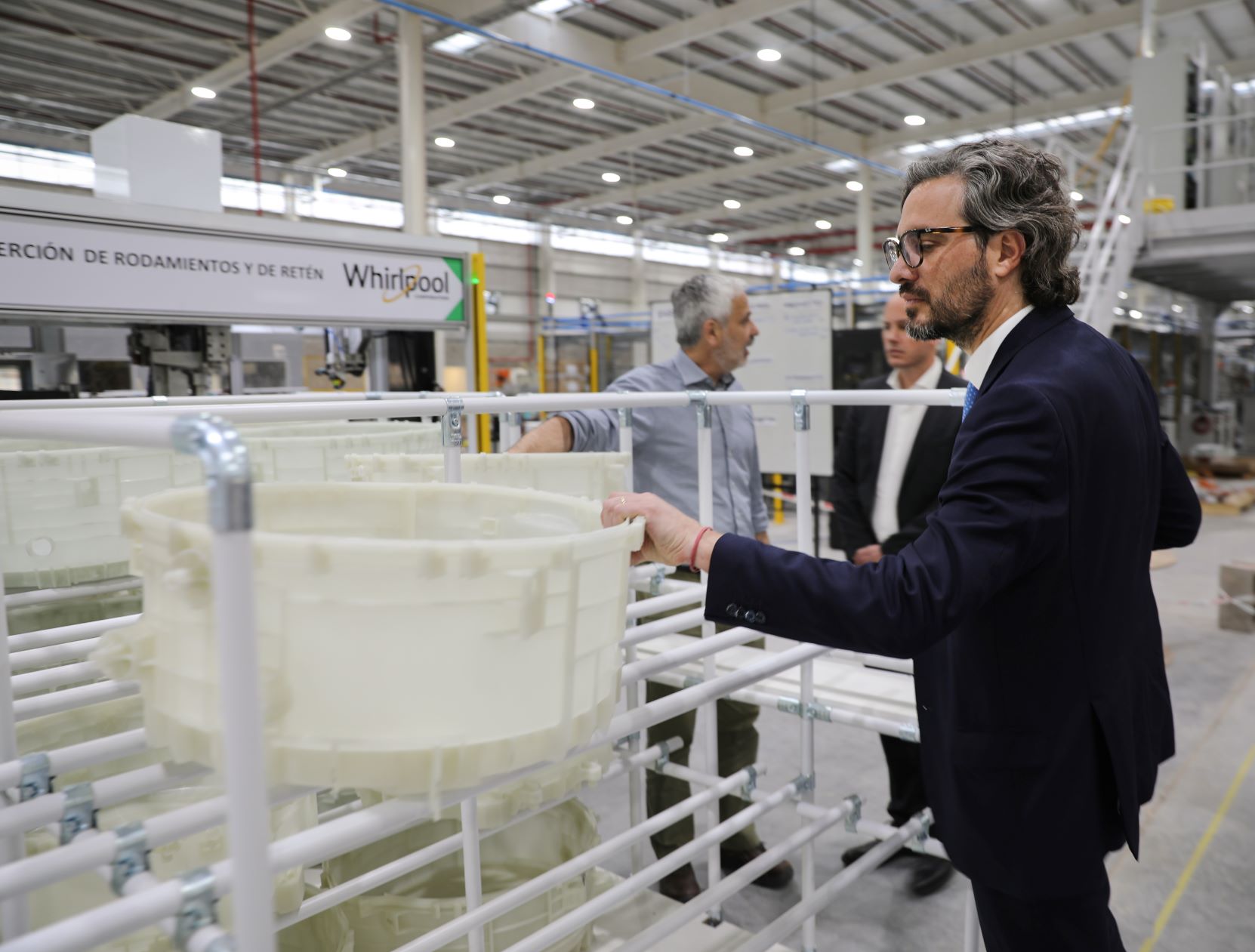 Cafiero visitó la planta de Whirlpool que planifica exportar por 50 millones de dólares