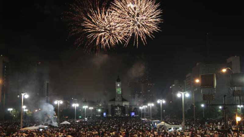 Messi y Maradona en pantallas gigantes en los festejos de La Plata
