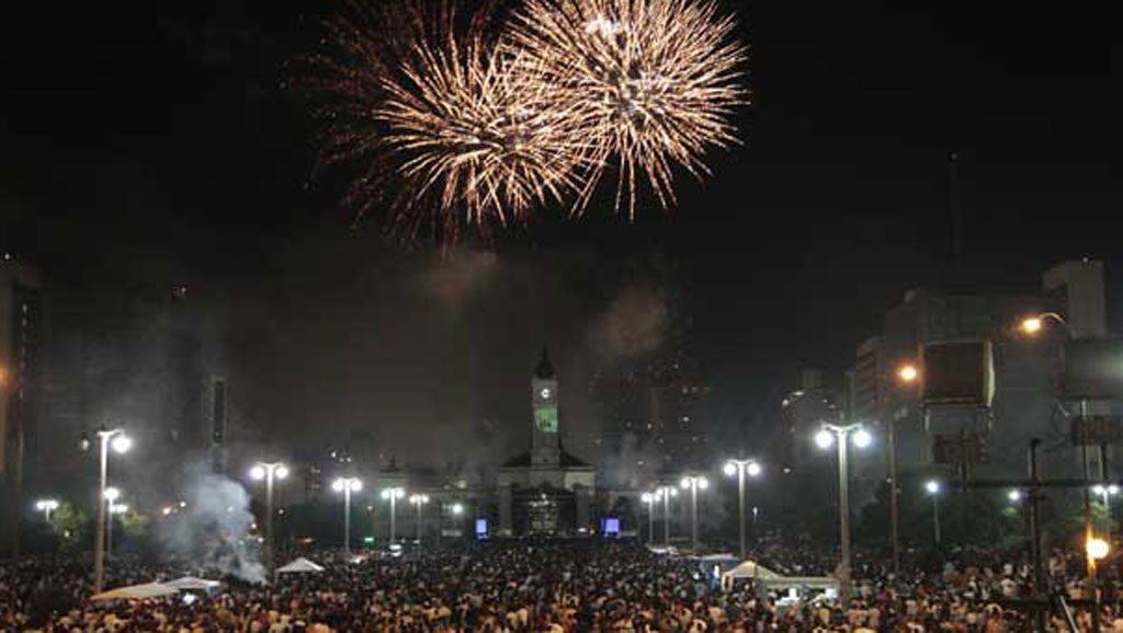 Messi y Maradona en pantallas gigantes en los festejos de La Plata
