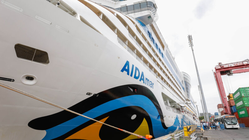 El AIDAmar arribó al puerto y comenzó la temporada de cruceros