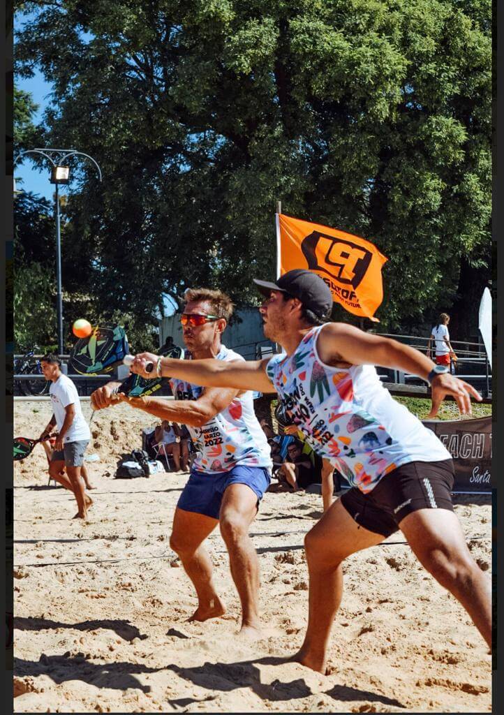 Beach Tenis: llegarán en lancha y jugarán en la arena del rio de la Plata