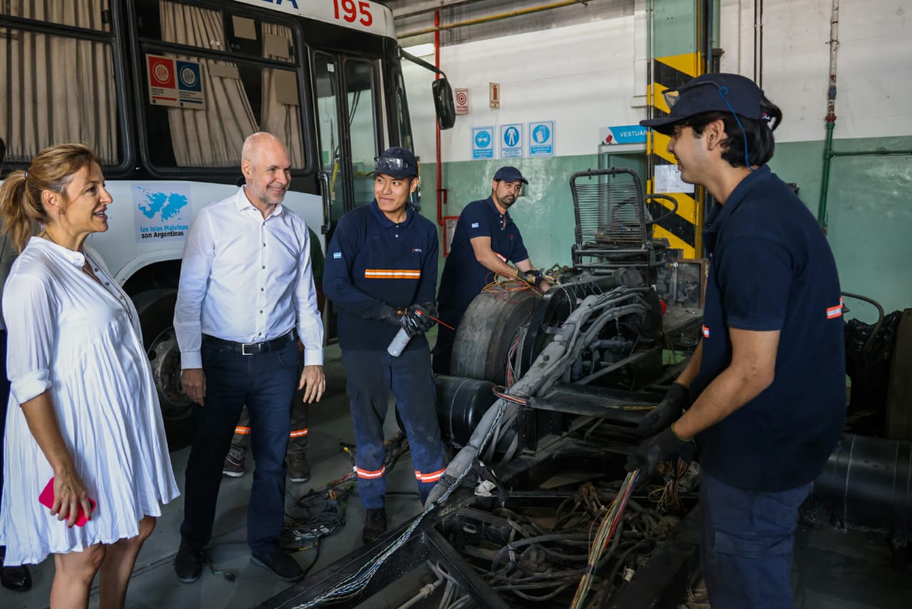 Rodríguez Larreta y Acuña con estudiantes de una escuela técnica
