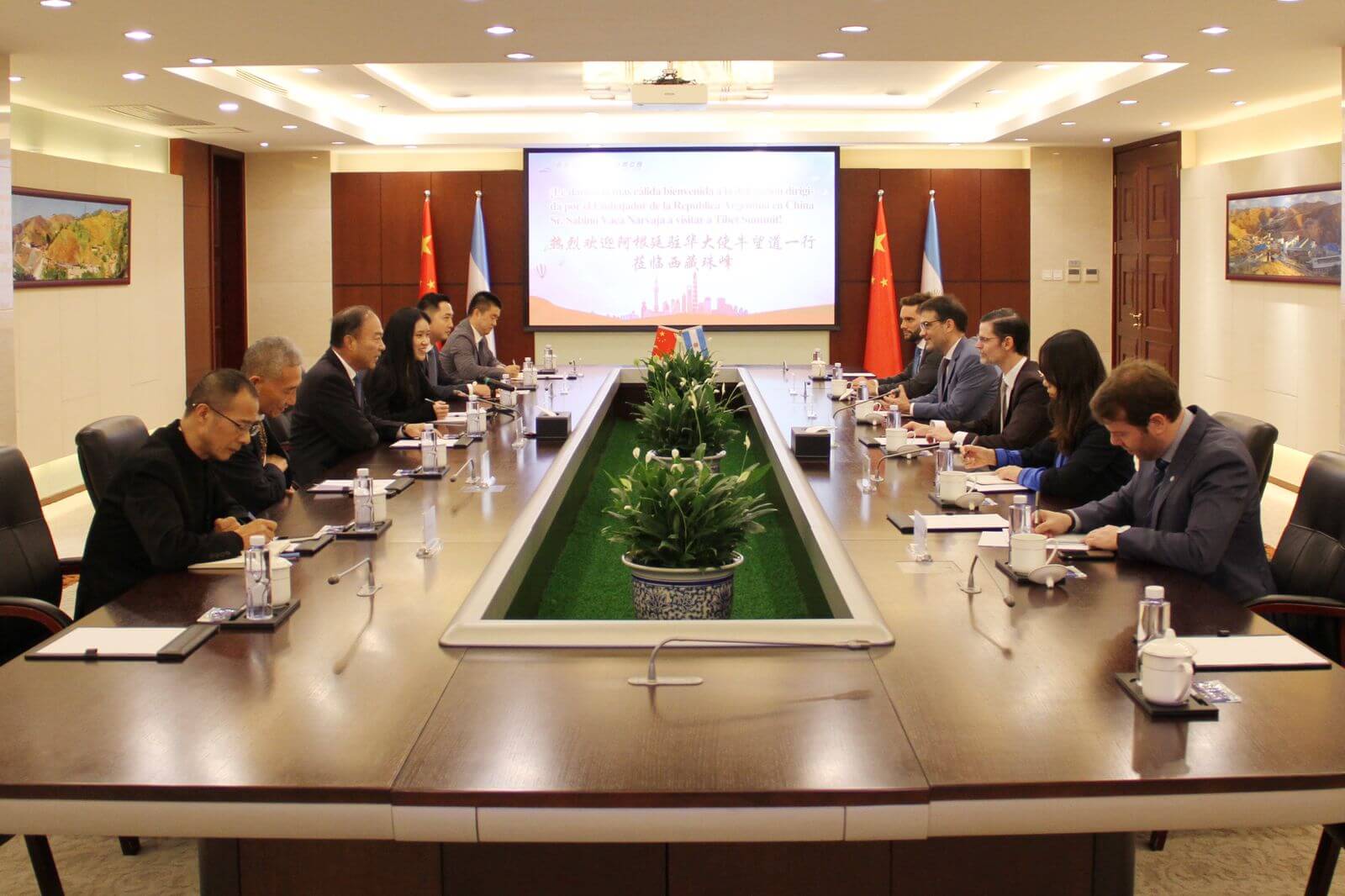 Anuncian inversiones en litio por más de 2.000 millones de dólares