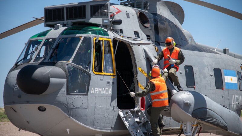 El ministro de Defensa,  Jorge Taiana presentó los helicópteros Sea King