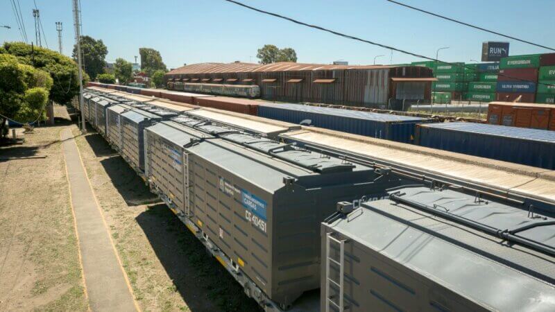 Entregan 14 vagones cerealeros de fabricación nacional para el transporte agrícola