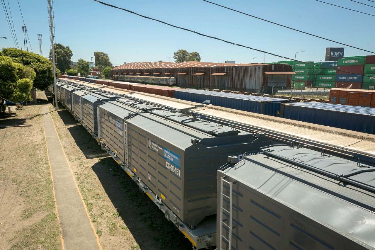 Entregan 14 vagones cerealeros de fabricación nacional para el transporte agrícola