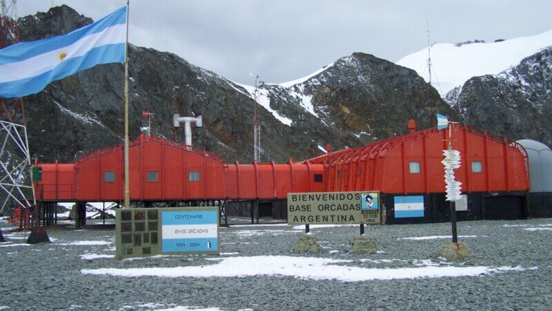 Bases antárticas argentinas: firman convenio para equipamiento e insumos médicos