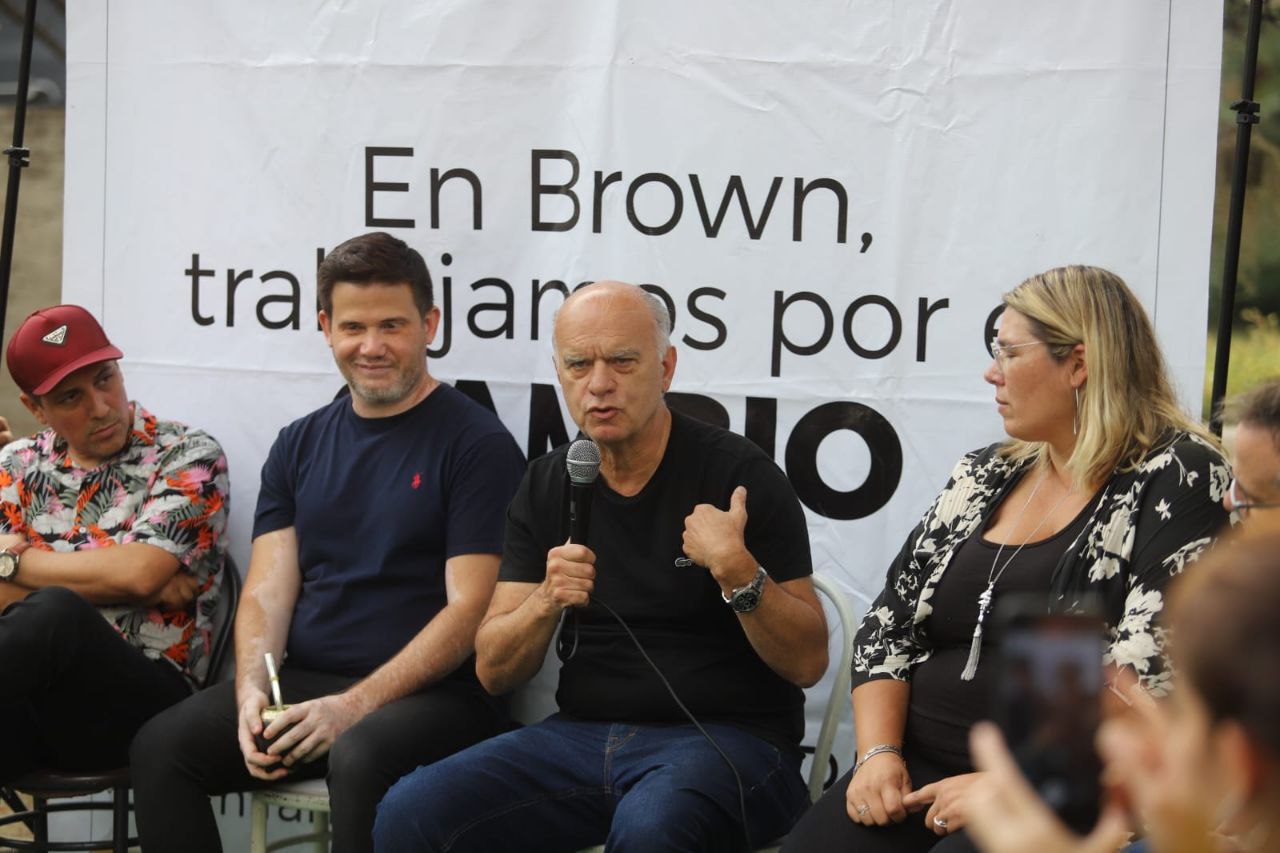 Grindetti y Fuentes, junto a pastores y referentes de iglesias en Claypole