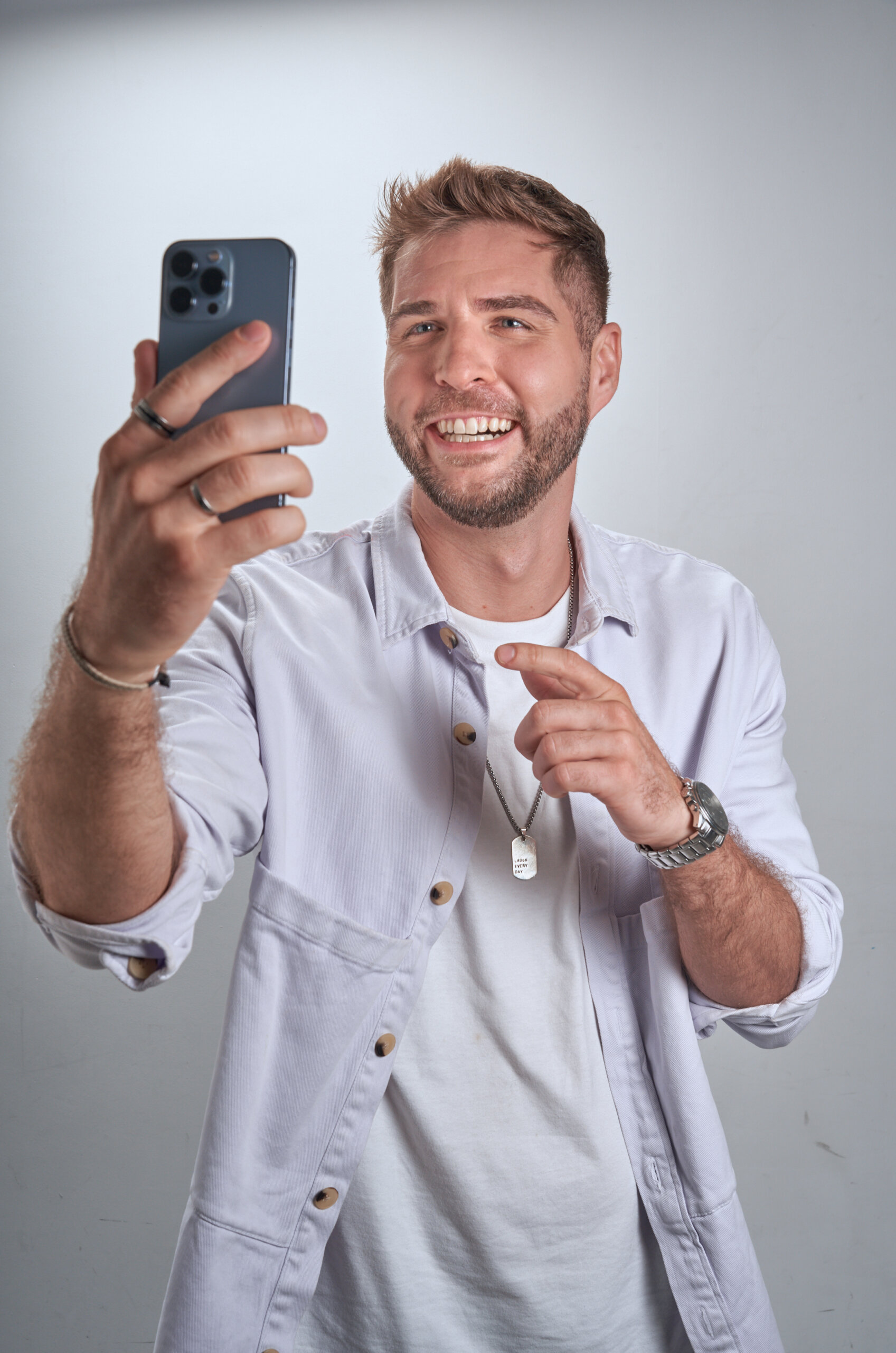 Juampi González presenta «Soltero», un show con humor picante