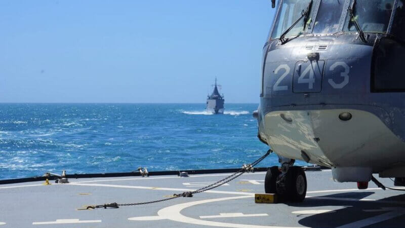 Los helicópteros Sea King están a bordo del Almirante Irízar