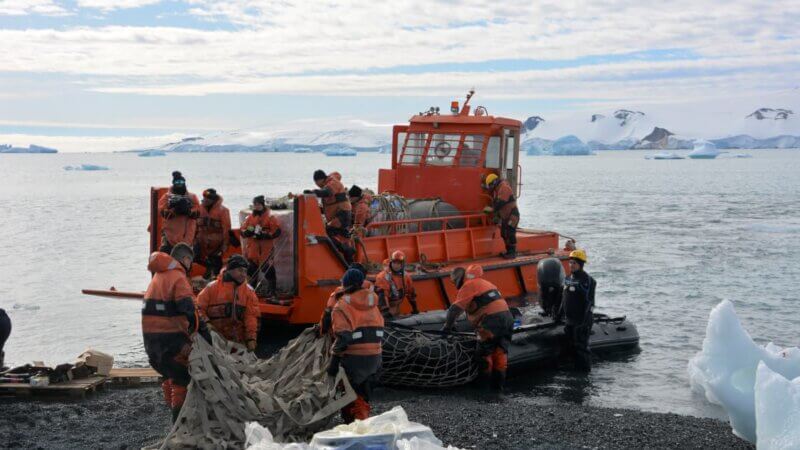 El Almirante Irízar reabasteció a la Base Antárctica Petrel
