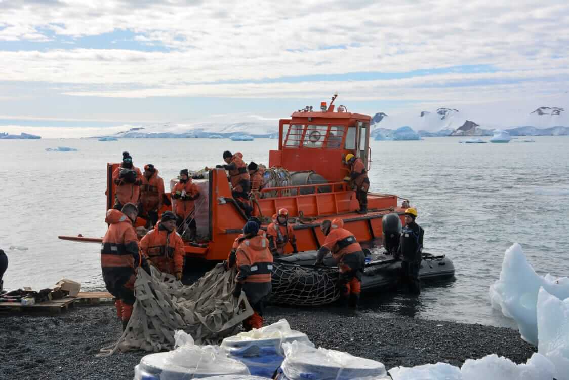 El Almirante Irízar reabasteció a la Base Antárctica Petrel
