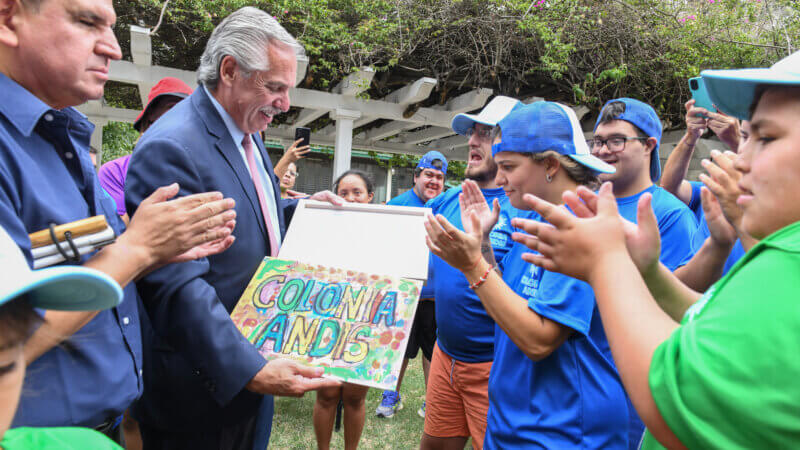 El Presidente visitó la primera colonia de vacaciones para personas con discapacidad
