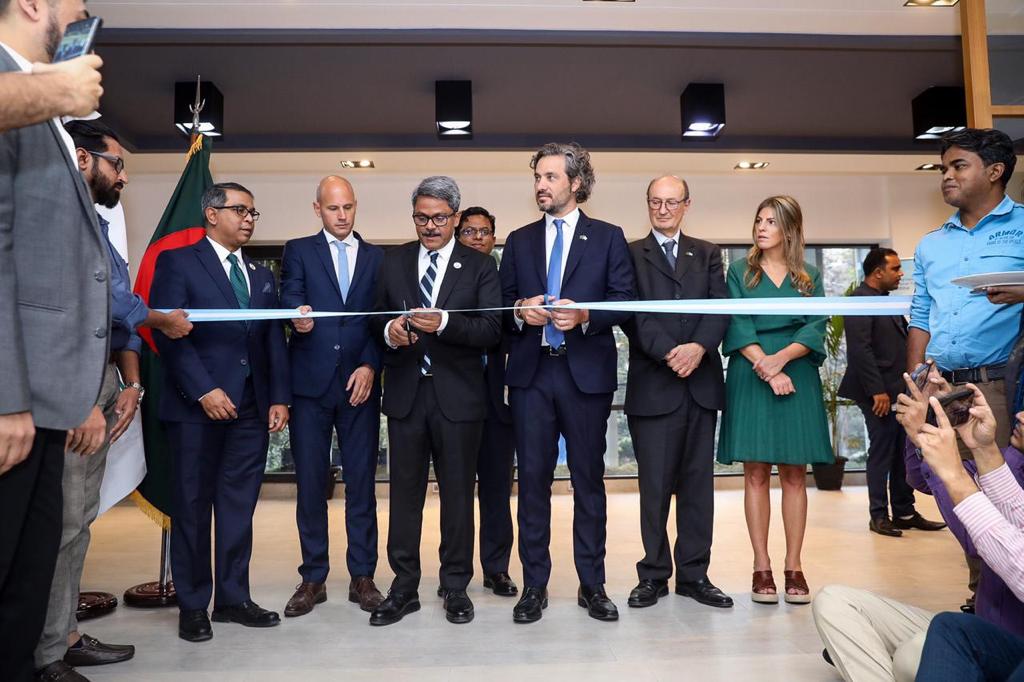 En medio de un fervor desbordante, Cafiero inauguró la embajada argentina en Bangladesh