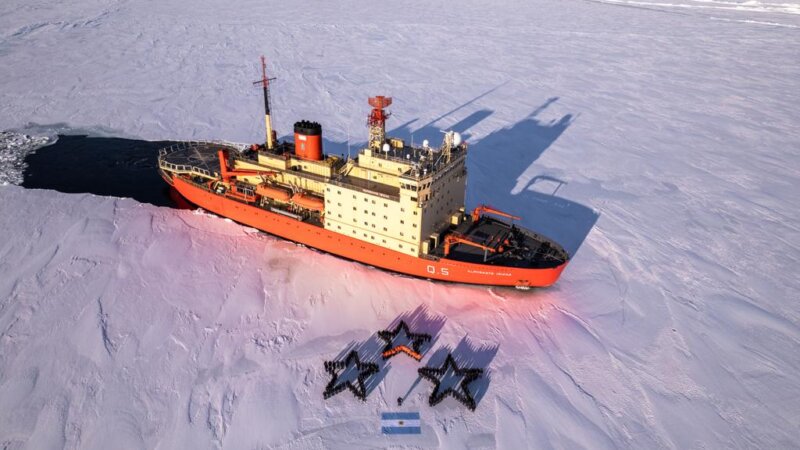 En el hielo antártico,  un homenaje a los campeones mundiales de fútbol