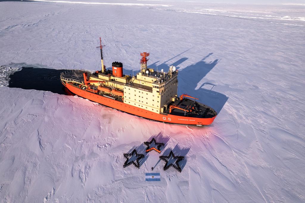 En el hielo antártico,  un homenaje a los campeones mundiales de fútbol