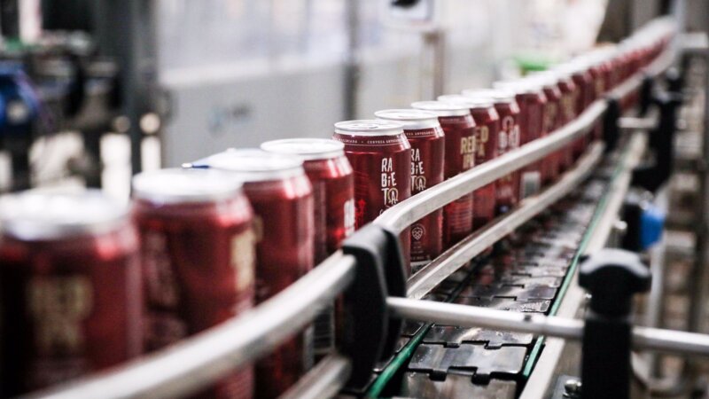 Cafiero visitó una planta exportadora de cerveza