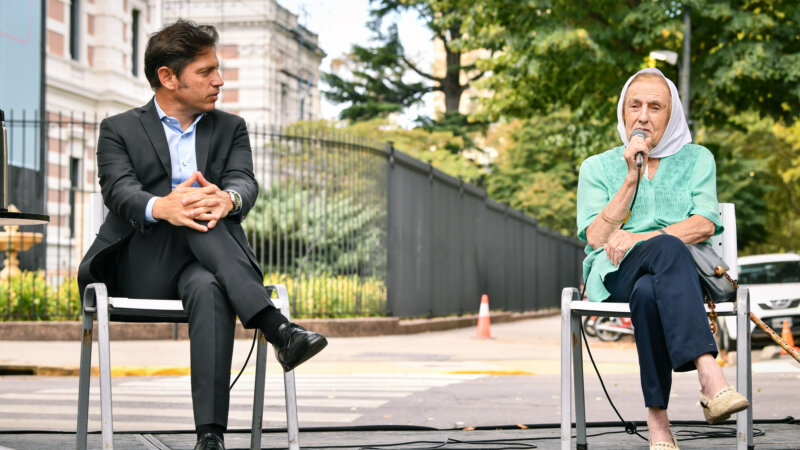 Kicillof homenajeó a las Madres y Abuelas de Plaza de Mayo en La Plata