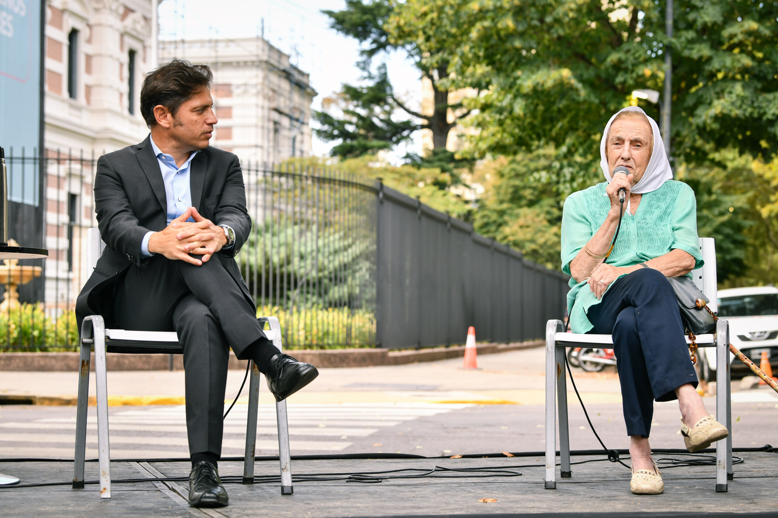 Kicillof homenajeó a las Madres y Abuelas de Plaza de Mayo en La Plata
