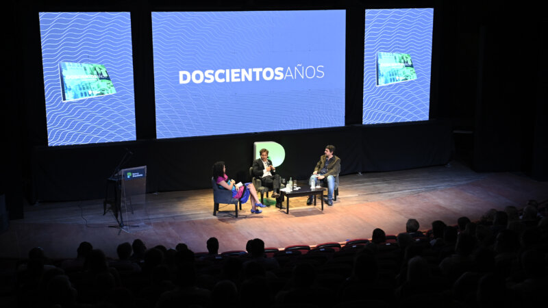 Kicillof y Pigna dialogaron sobre el bicentenario del Banco Provincia