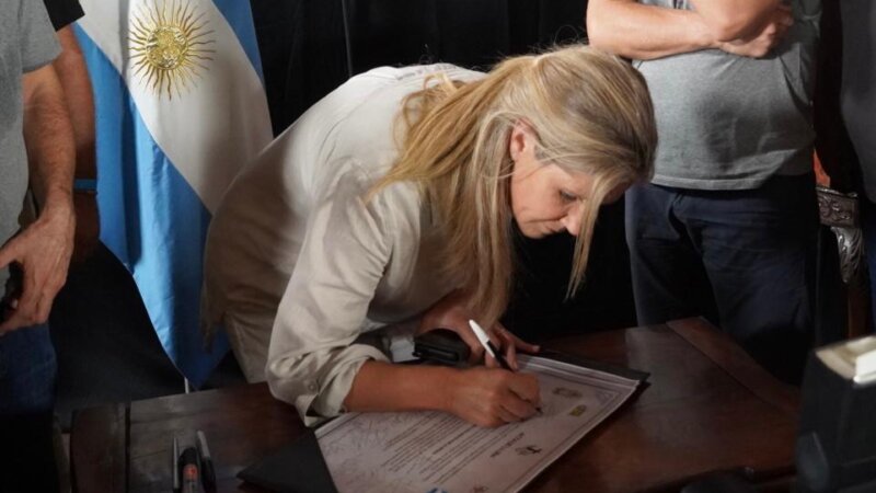 Cynthia Hotton firmó el compromiso “Ni un pibe menos por la droga”.