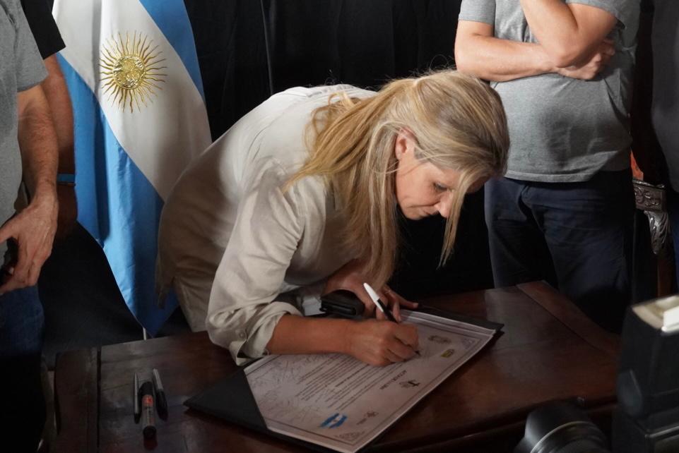 Cynthia Hotton firmó el compromiso “Ni un pibe menos por la droga”.