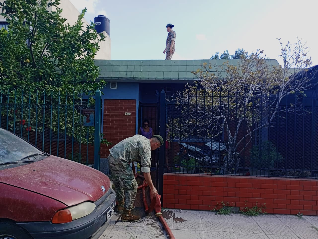 Defensa distribuye agua en el Gran Buenos Aires