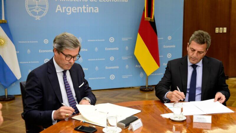 Massa firmó convenios con  siete países miembros del club de París