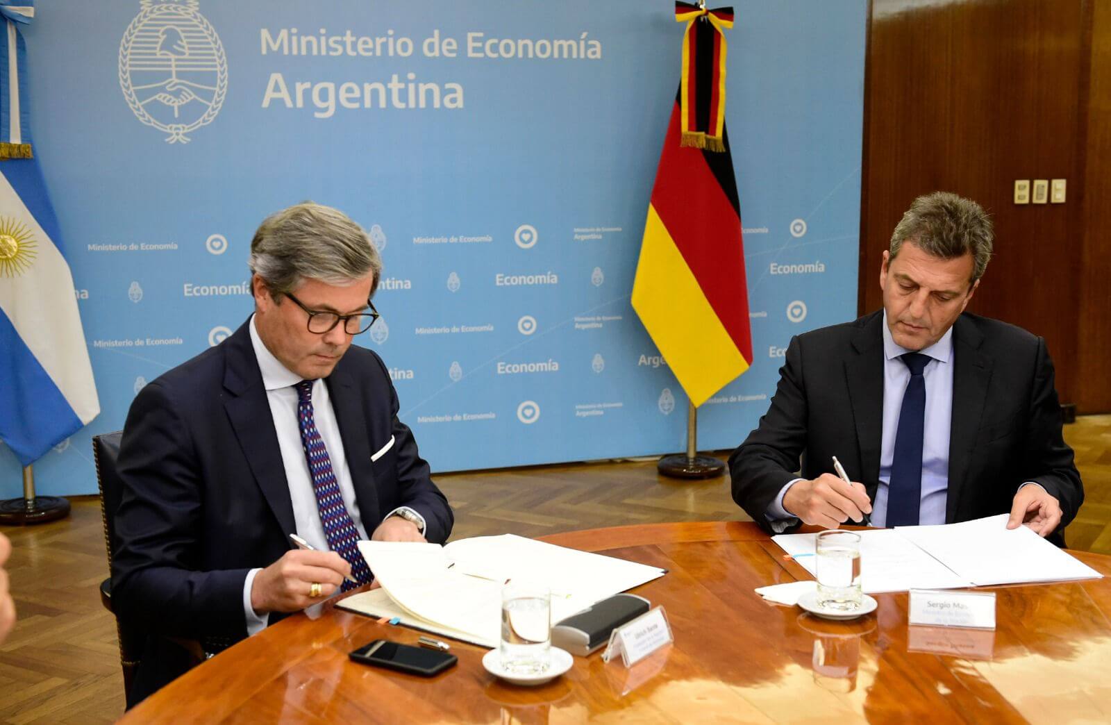 Massa firmó convenios con  siete países miembros del club de París