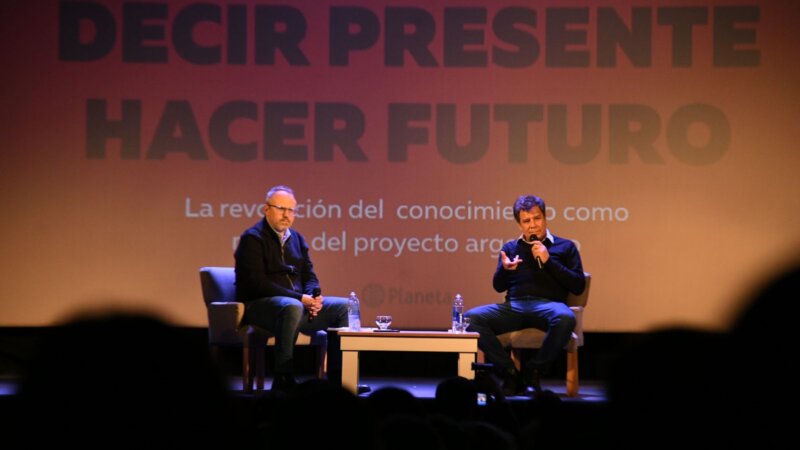 Facundo Manes visitó Tres de Febrero y mantuvo una charla abierta con Diego Valenzuela a sala llena