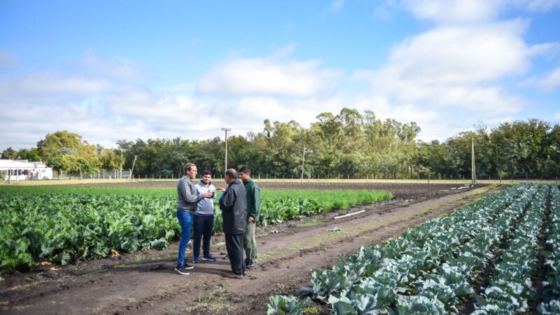 La Plata: Garro en plena gestión, estuvo con productores  en Lisandro Olmos