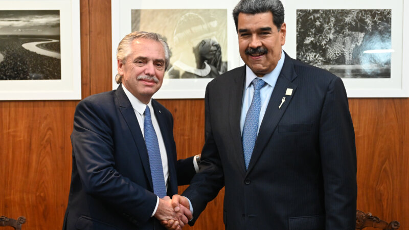 El presidente se reunió con Nicolás Maduro en Brasil