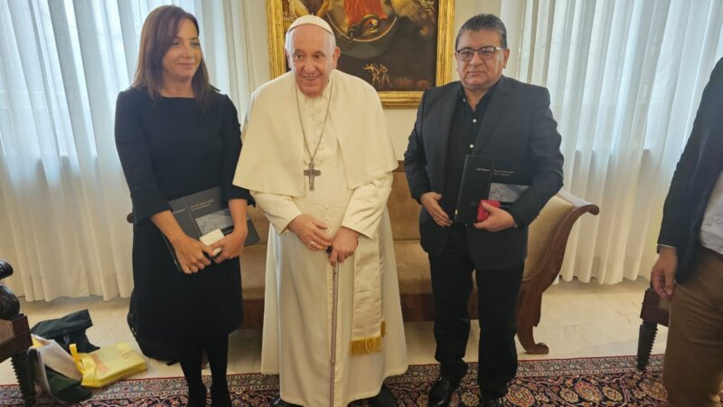 El Papa Francisco recibió a comitiva sindical integrada por Natalia Sánchez Jauregui.