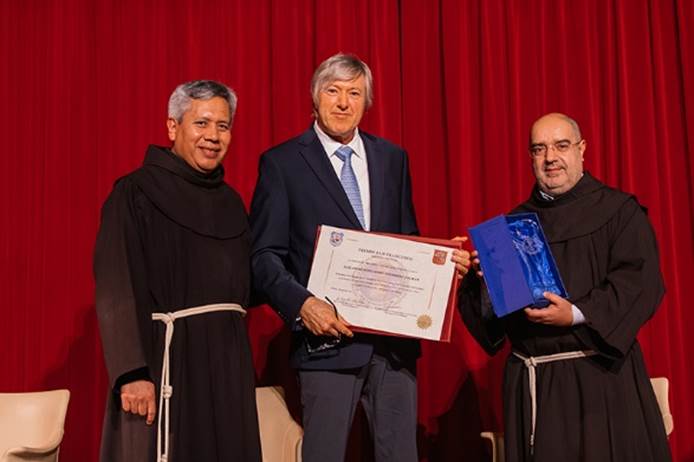 El empresario Alejandro G. Roemmers recibió Premio San Francesco, un equivalente al Nobel de la Paz