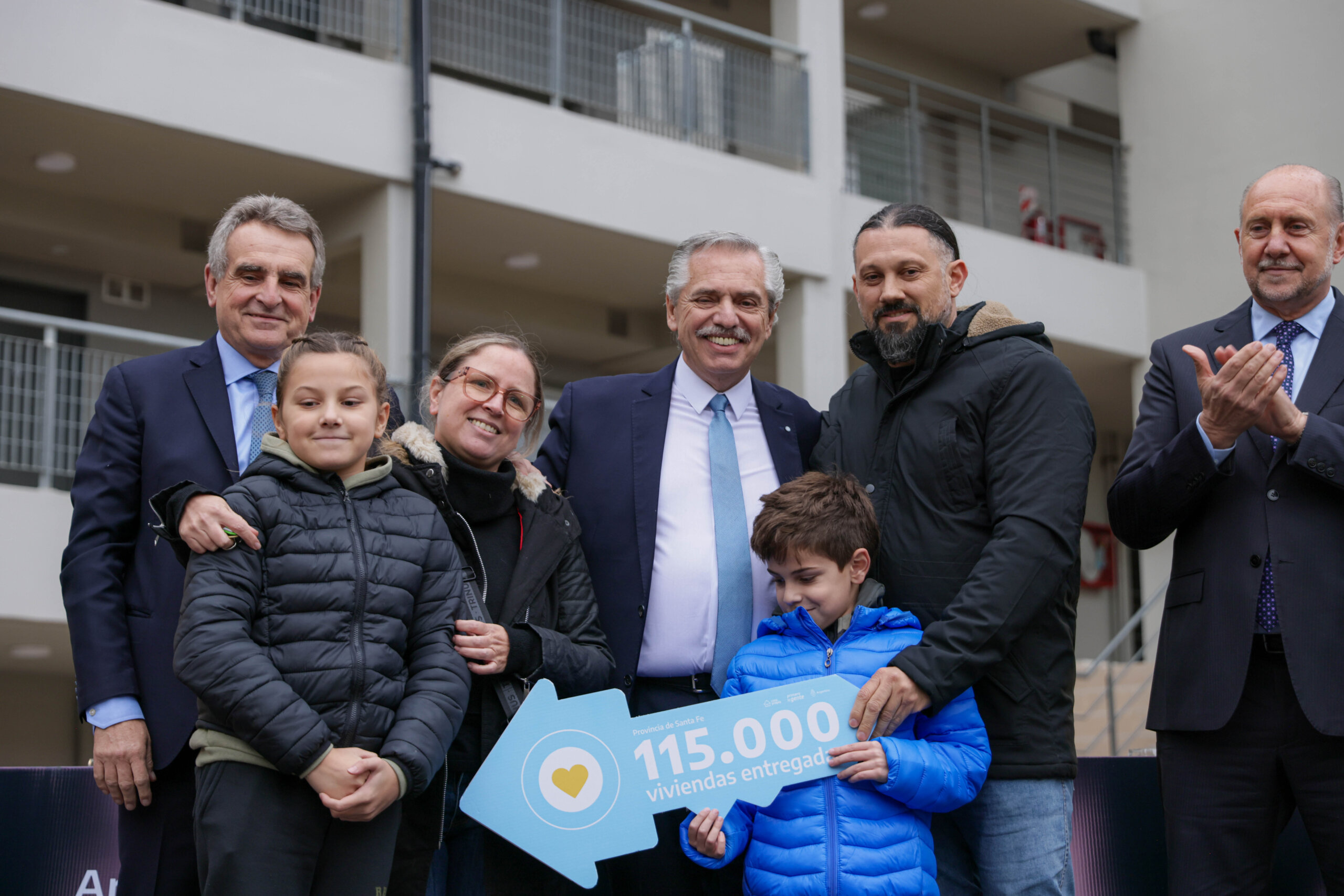 El Presidente Alberto Fernández entregó en Santa Fe la vivienda 115.000 de la gestión