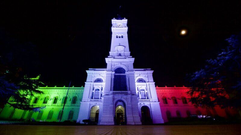 El Palacio Municipal de La Plata se iluminó en homenaje a Italia y sus inmigrantes