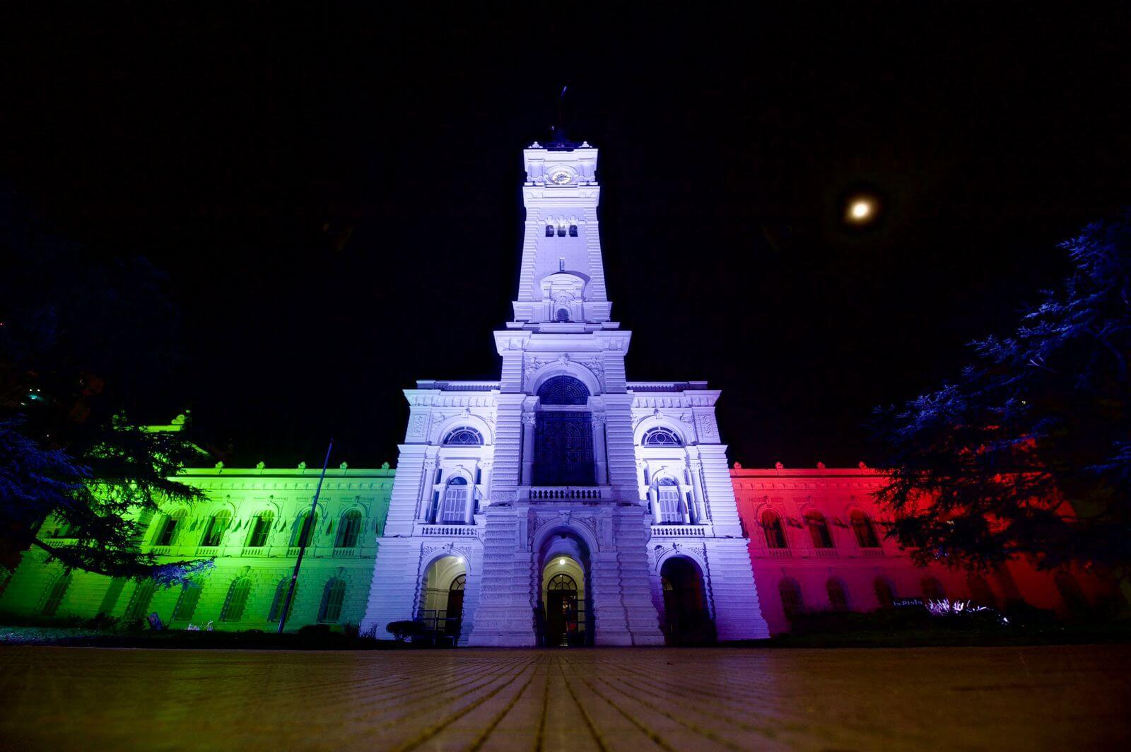 El Palacio Municipal de La Plata se iluminó en homenaje a Italia y sus inmigrantes
