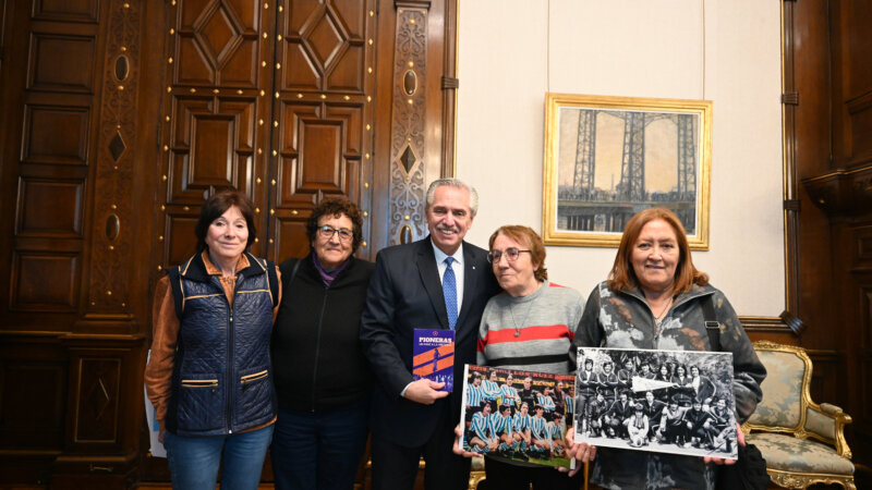 El Presidente recibió  en la Casa Rosada a pioneras del fútbol femenino