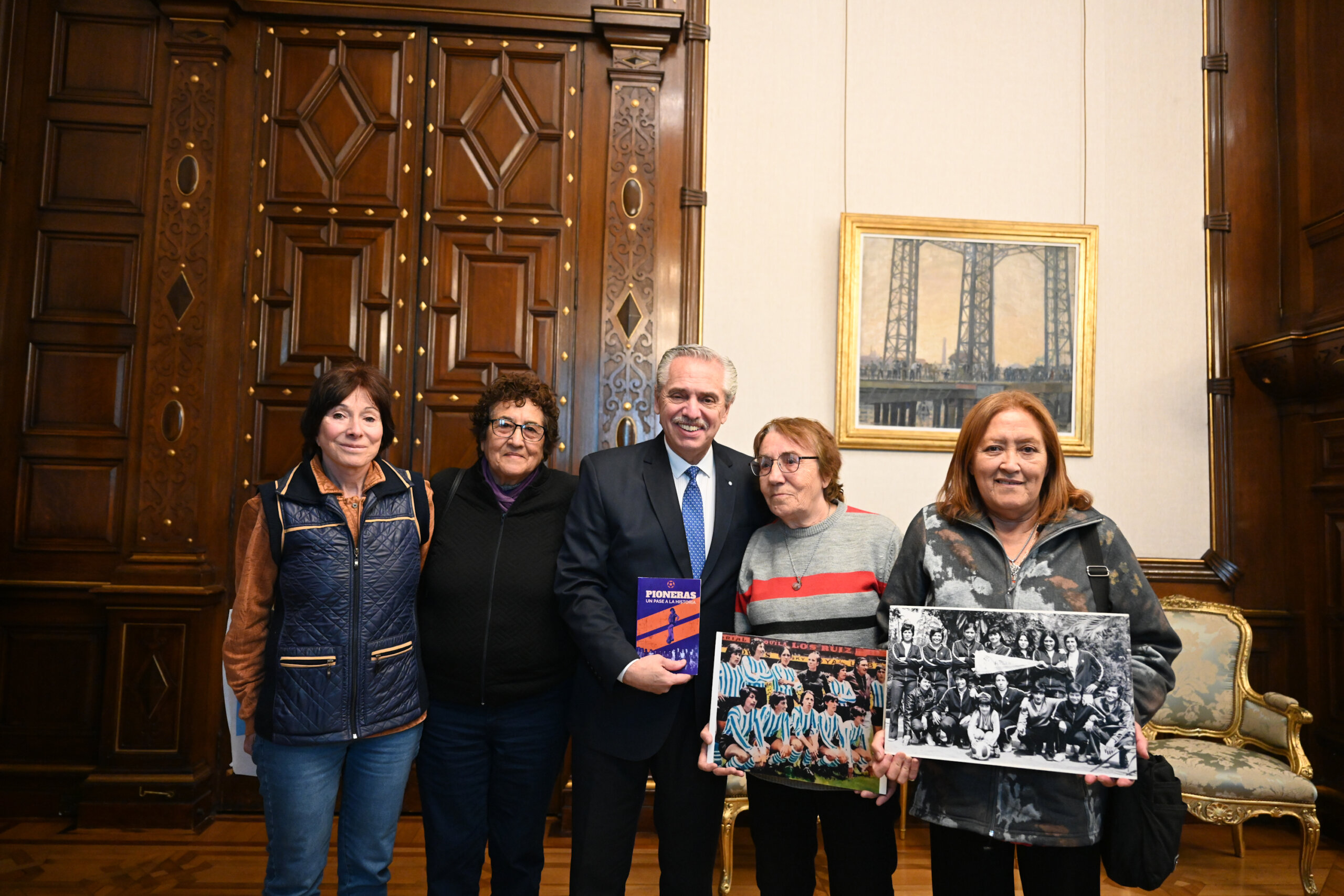 El Presidente recibió  en la Casa Rosada a pioneras del fútbol femenino