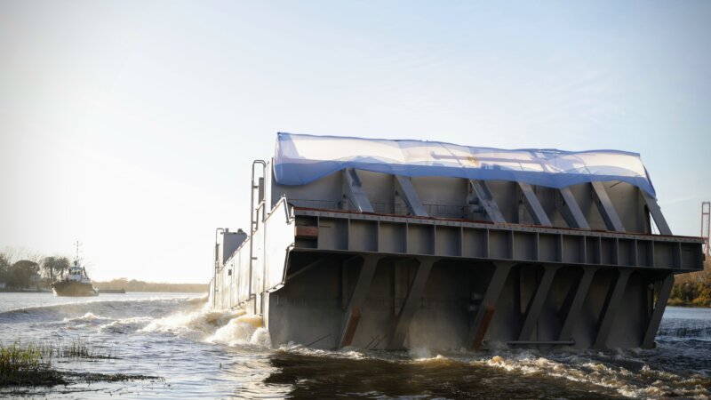 Se realizó la botadura de una compuerta para el Arsenal Naval Puerto Belgrano