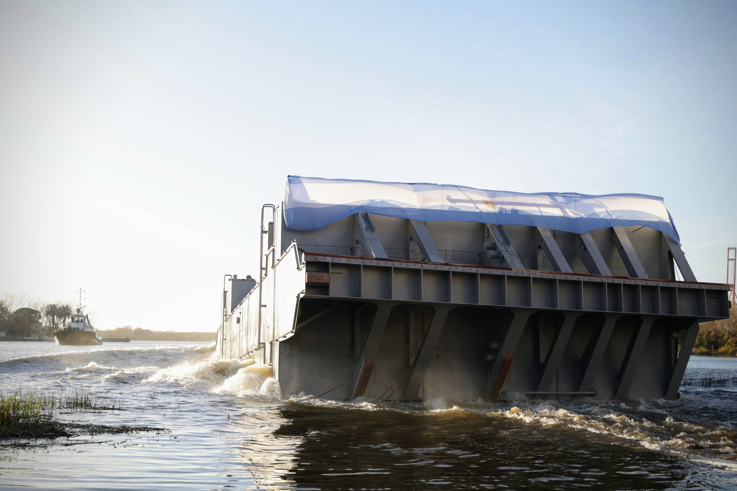 Se realizó la botadura de una compuerta para el Arsenal Naval Puerto Belgrano