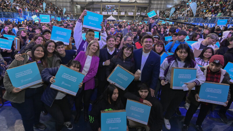 Kicillof entregó 2.966 computadoras a estudiantes de La Matanza