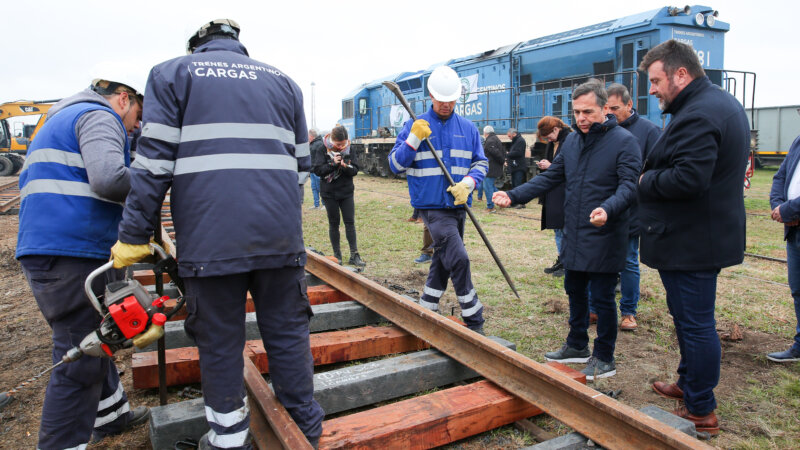 Instalan 80 durmientes de plástico reciclado sobre las vías de Trenes Argentinos